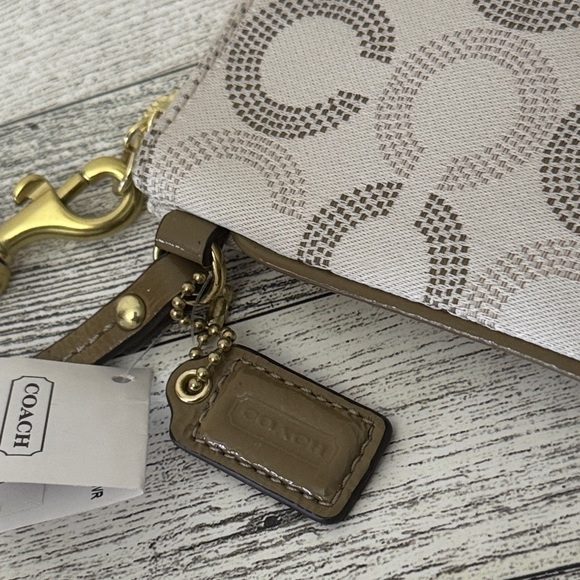 Coach Ash Dot Op Art Wristlet F49460 NWT - Picture 3 of 10